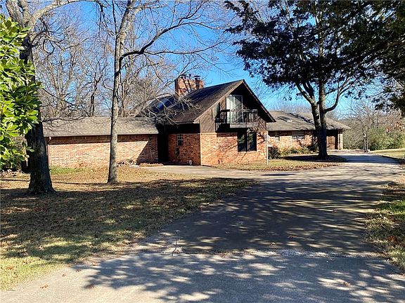 4th image of 812 Hidden Lake Dr