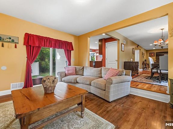 5th image of 583 Brookside Ave