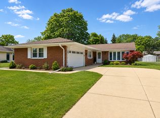 1742 E Tano Ln, Mount Prospect, IL 60056