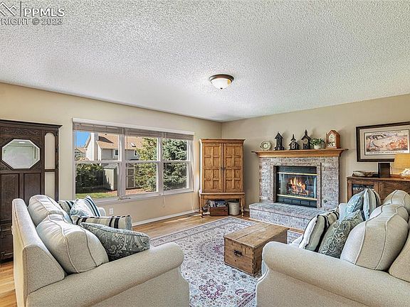 3rd image of 8955 Edgefield Dr