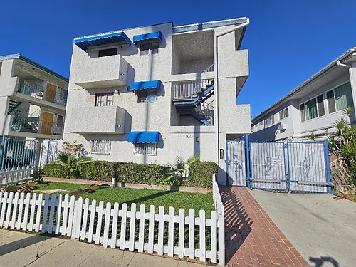 14323 Haynes St #7 Photo 1