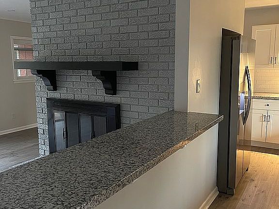 Stool-height breakfast bar