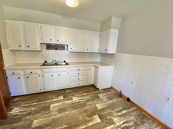 4th image of 212 E Washington St #1