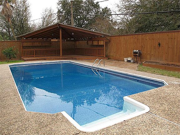 Retreat-Style backyard with sparkling POOL.