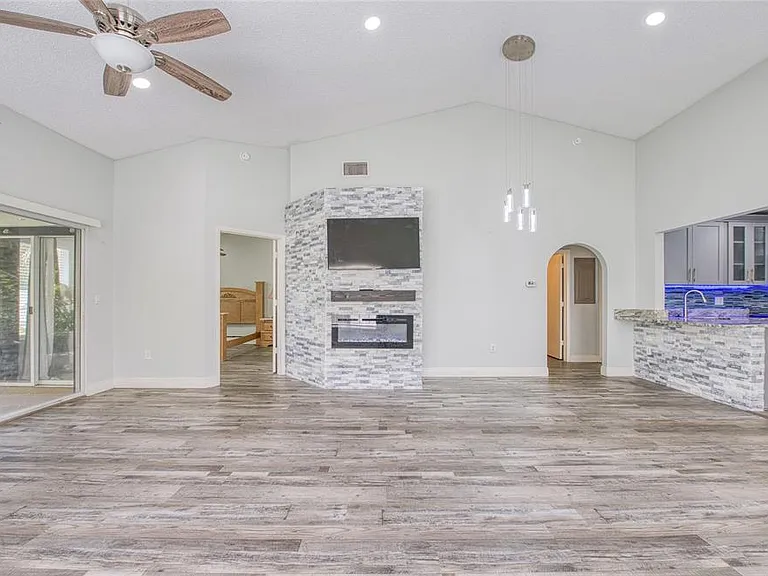 2390 Bentley Dr — Photo 10