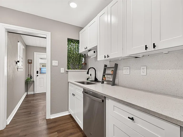1005 Avenue D — Photo 22