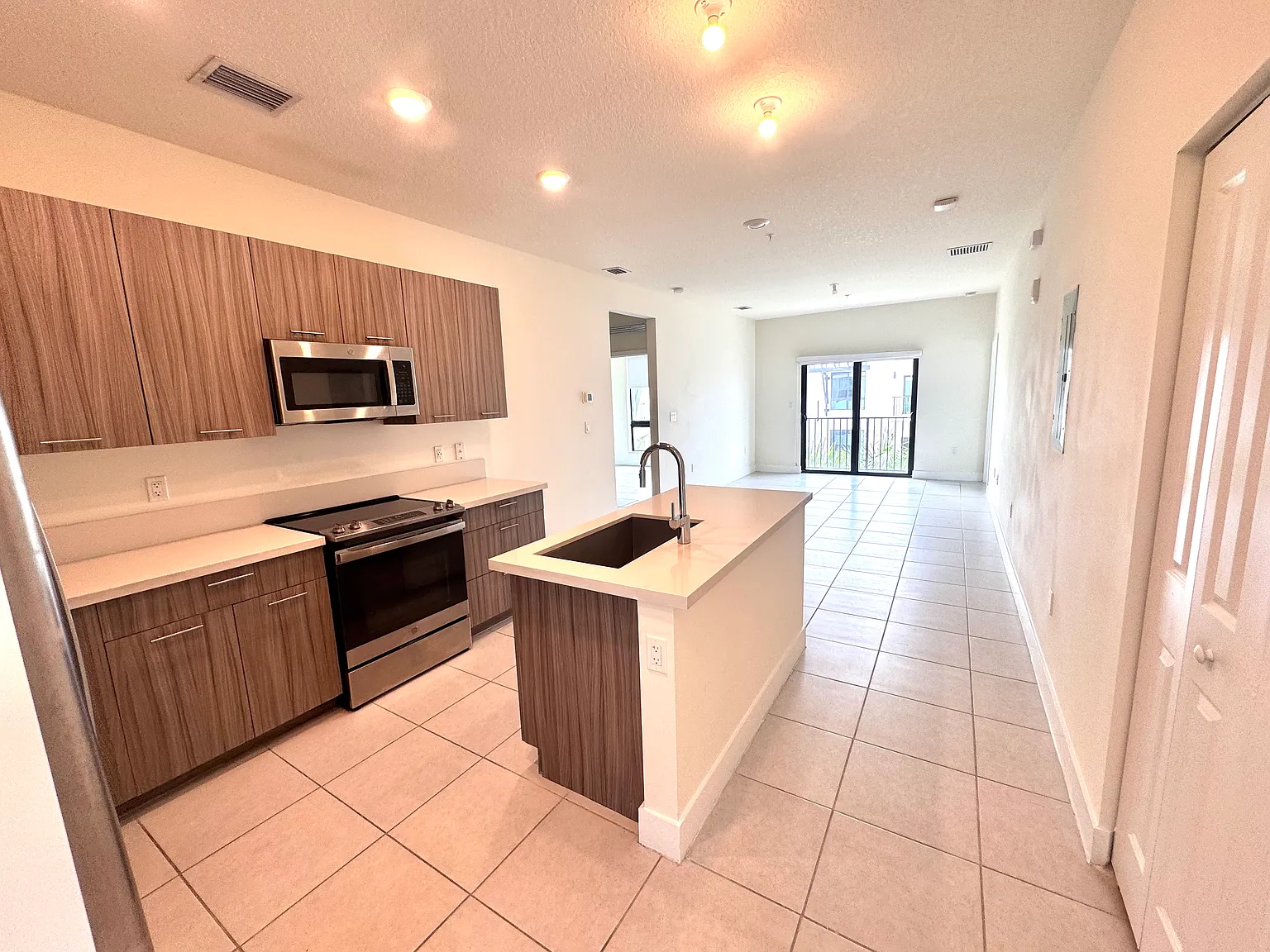 3 bed, 1124 sqft, $3,100 — Photo 2