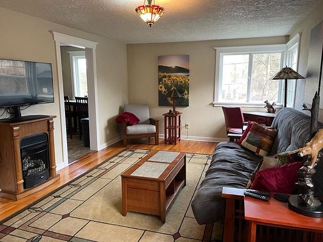 Wifi, electric, gas, all utilities are included in price. Fully furnished