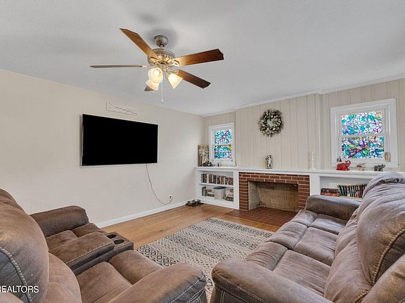 2nd image of 905 2nd St