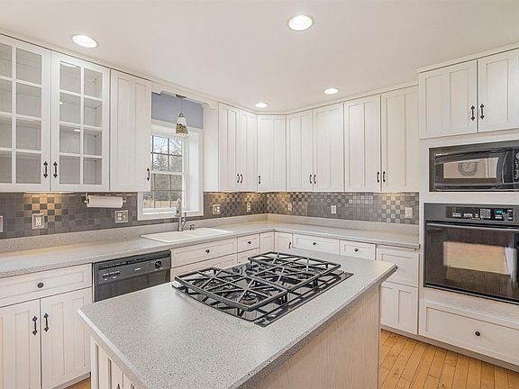 5th image of 96 Fox Hill Ct