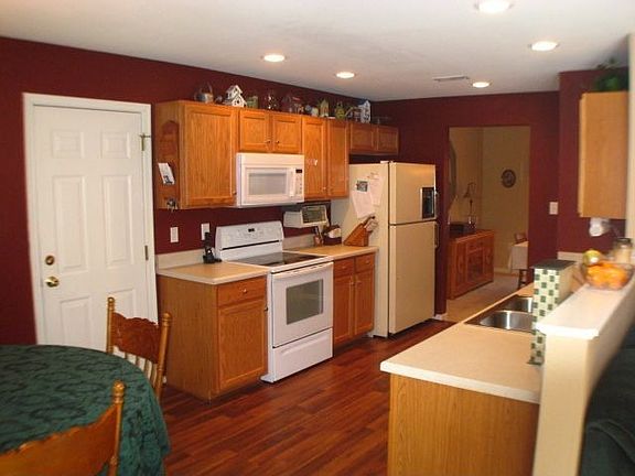 LARGE EAT-IN KITCHEN