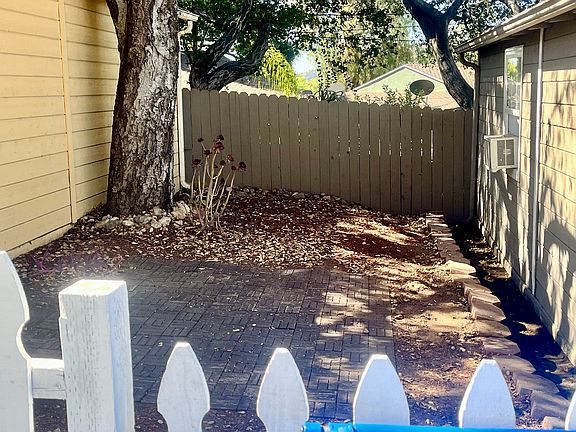 2nd image of 4042 La Crescenta Ave