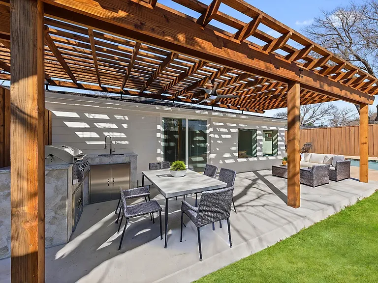 3616 Woodleigh Dr — Photo 23