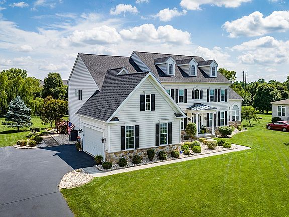 2nd image of 104 Brooks Dr