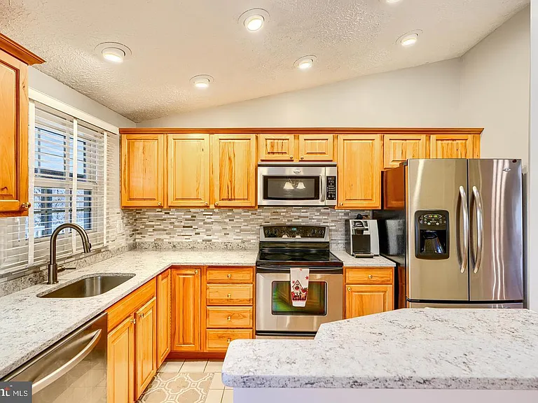 8908 Golden Tree Ln — Photo 9