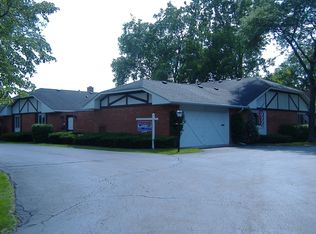 2 Prestwick Ln, Rolling Meadows, IL 60008