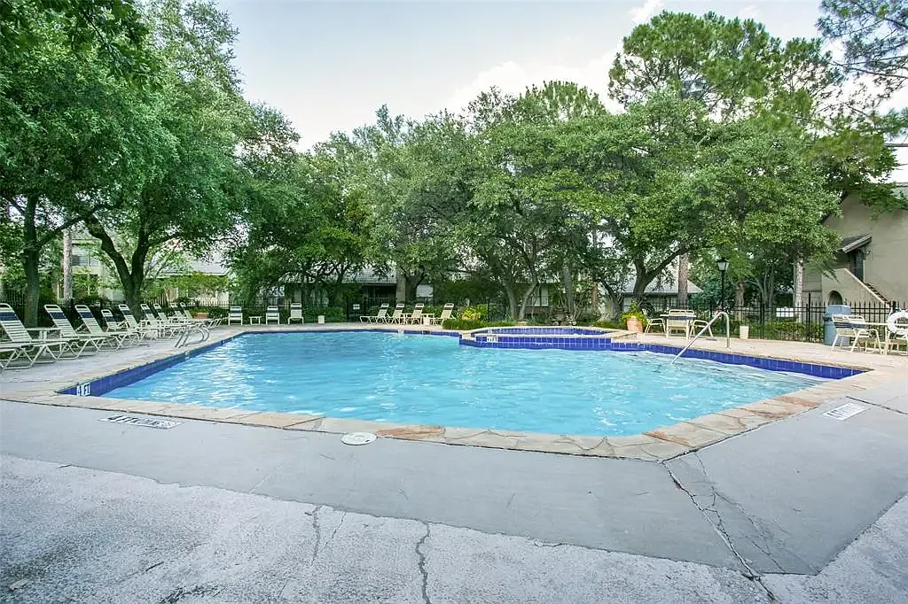 3 bed, 2.5 bath, 1639 sqft, $2,100 — Photo 4