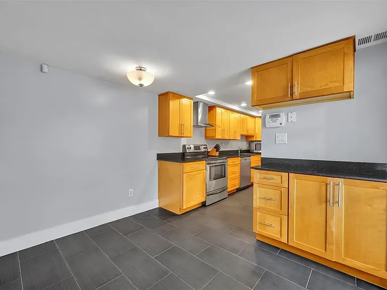 5377 Vineland Rd — Photo 15