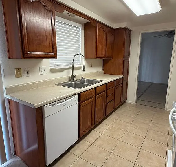 813 Steven St — Photo 3