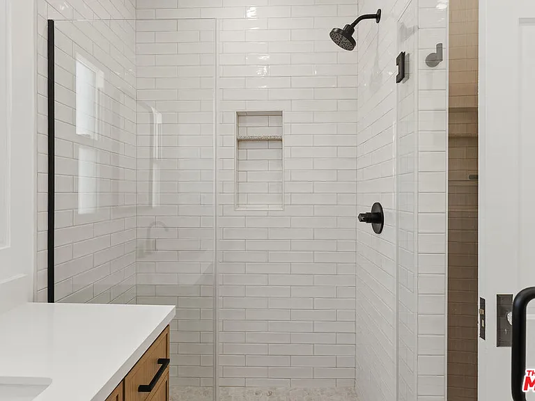 833 1/4 N Alfred St — Photo 12