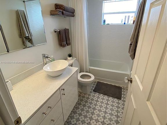 4th image of 990 Biarritz Dr APT 502