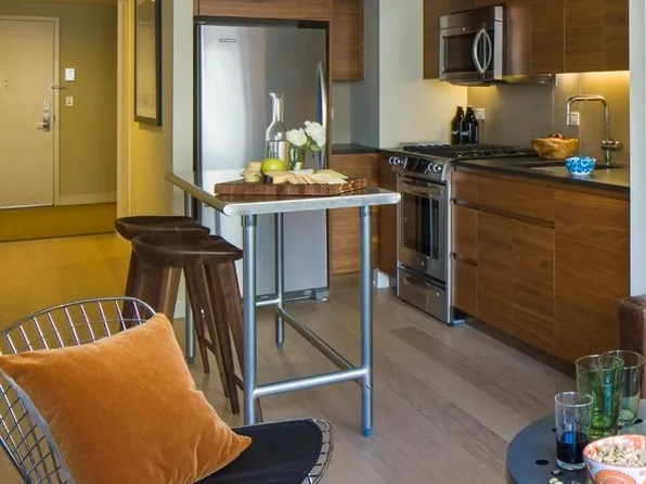 550 West 45th Street image 2 of 18