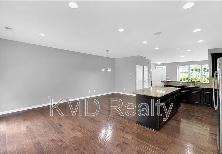 1935 Fleetwood Dr — Photo 6
