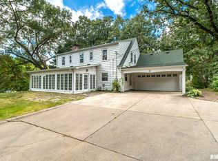1223 Pineacre Dr, Bettendorf, IA