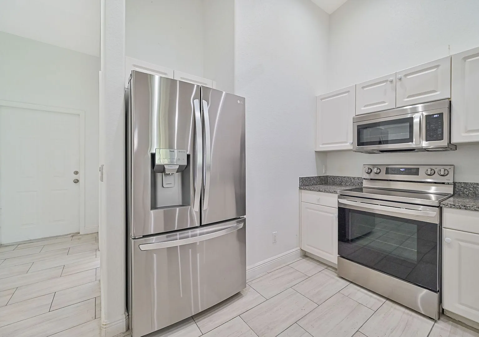 ** Rarely Available ~ 3/2 Duplex W/ 2 Car Garage ~ Updated ** — Photo 3