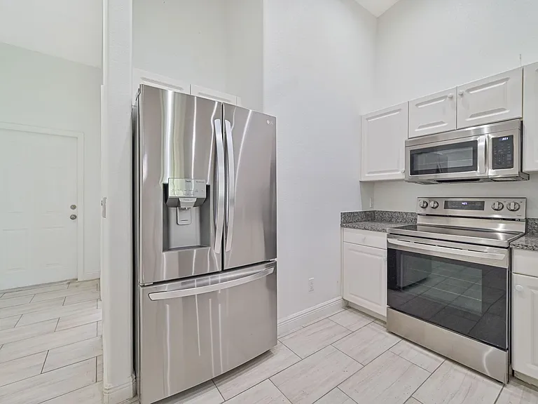 1226 SE 6th St — Photo 3