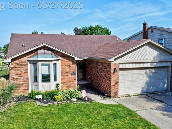 17217 Yorktown Ln, Macomb, MI 48044