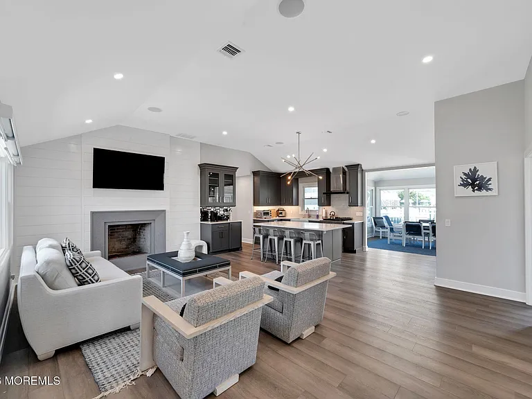 347 Bay Ln — Photo 18