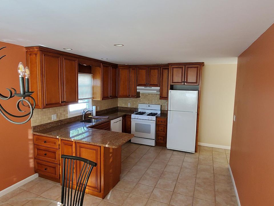 1st image of 256 Gainsborg Ave #2