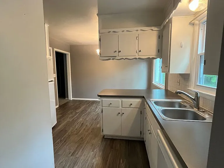 1103 Willow Dr — Photo 6