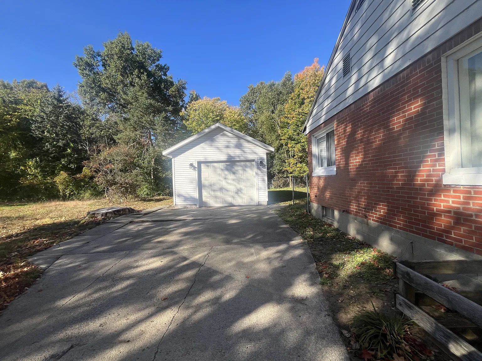 Charming 3 Bedroom, 1 Bathroom Home for Rent! — Photo 2