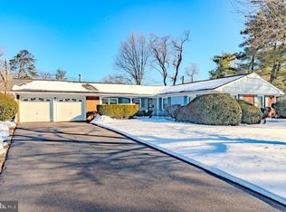 2 Creekview Rd, Willingboro, NJ 08046