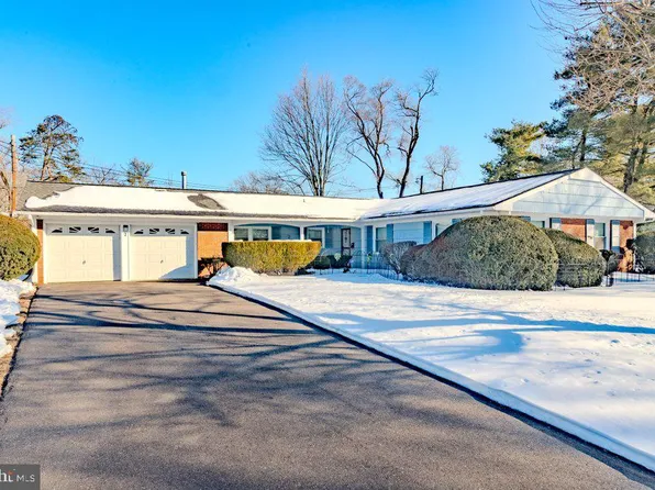 2 Creekview Rd, Willingboro, NJ 08046