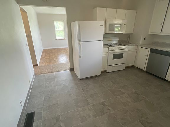 3rd image of 207 27th St NW #207