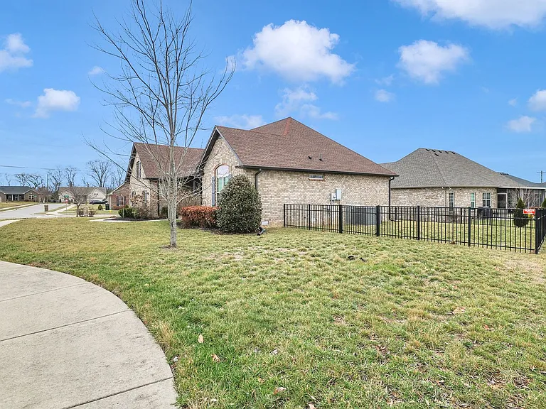 402 Lucy Cir — Photo 5