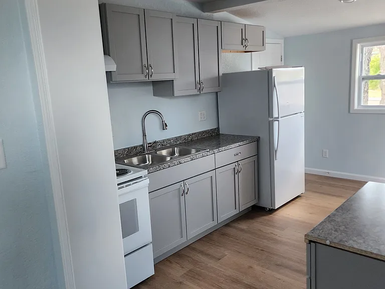 Lakefront Apartments — Photo 38