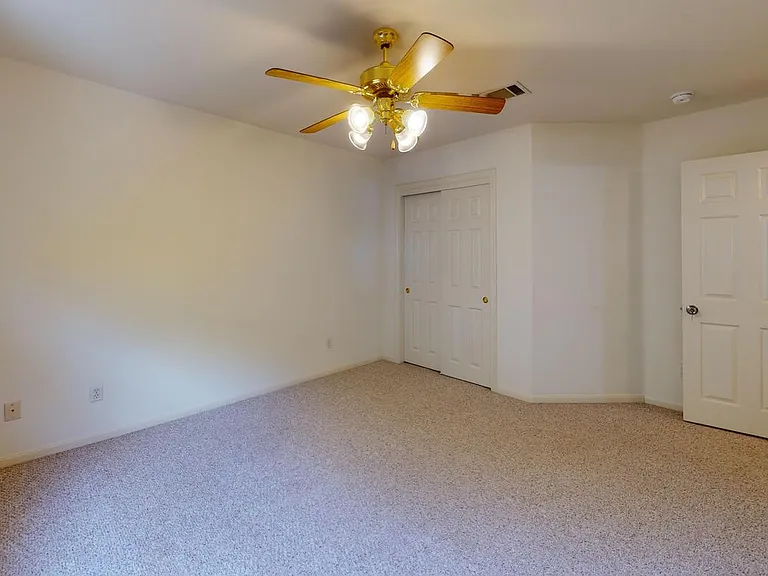 702 Dover Ln — Photo 7