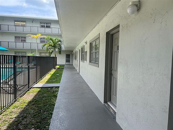 5th image of 16215 NE 18th Ct APT 111