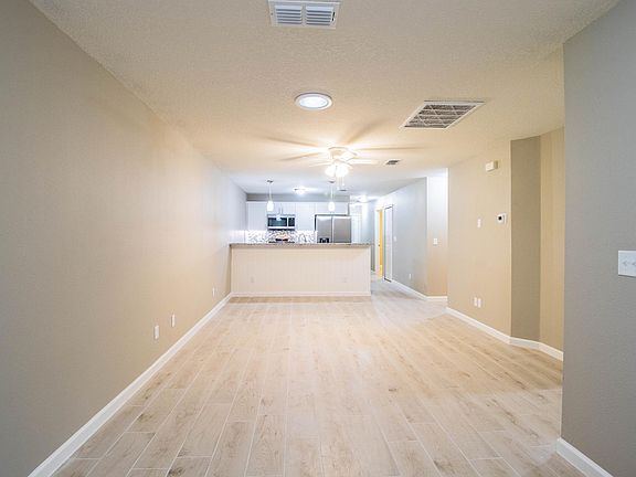 4th image of 543 W Montrose St #101