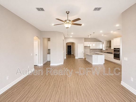 5th image of 2816 Redbud Ln