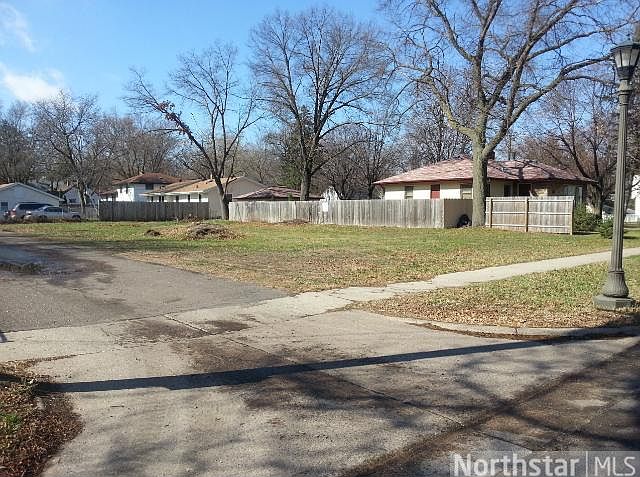 1st image of 470 Rose Ave E