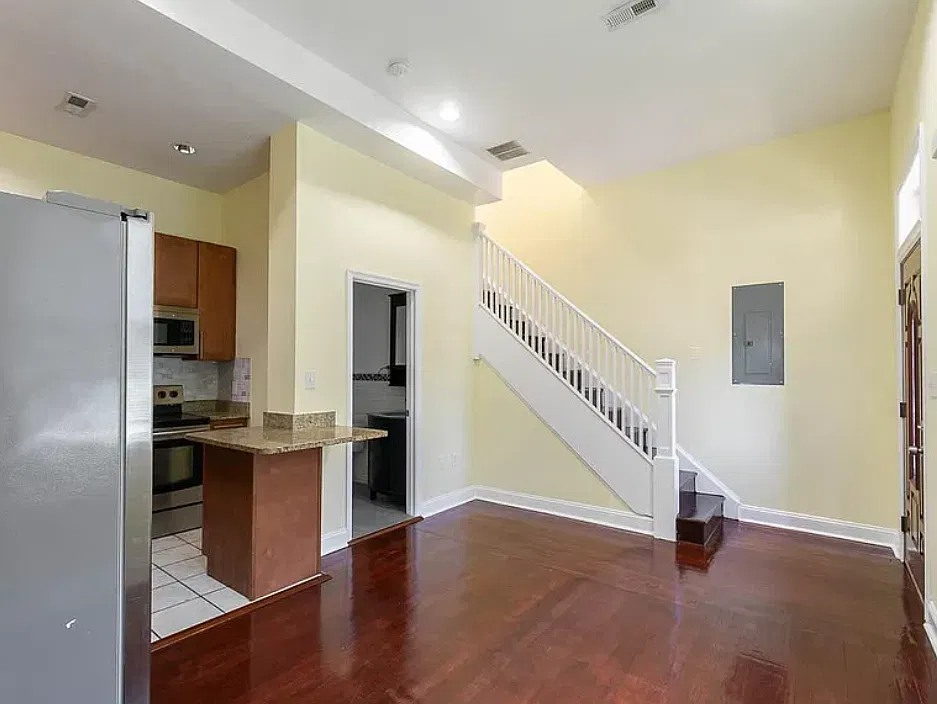 3 bed, 1.5 bath, 2500 sqft, $3,660 — Photo 4