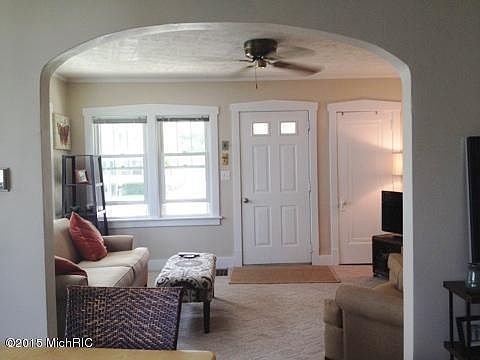 3rd image of 1540 Pine Ave NW