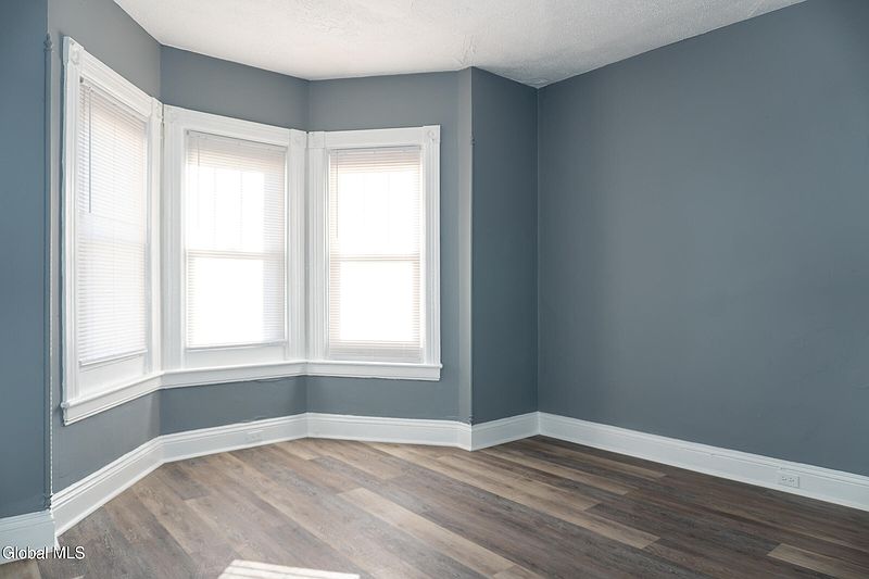 5th image of 205 Victory Avenue