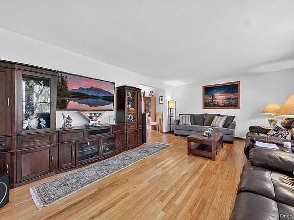 5th image of 32 Sachson Place