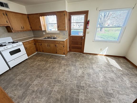 2nd image of 400 Pickrelltown St